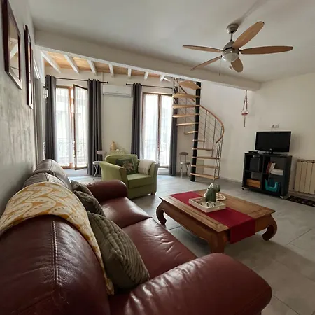 Duplex Tout Confort Centre Historique Pezenas Apartament *